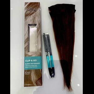 Clip in Hair Extentions! Very good quality; natural hair 18” long! Look 💁🏻‍♀️